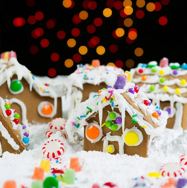 休日の間に gingerbreadh の住宅の後ろに夜時間のライト — ストック写真