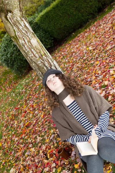 Tiener meisje denken terwijl buiten in de herfst seizoen — Stockfoto