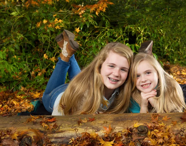 Schwestern haben Spaß an einem Herbsttag — Stockfoto