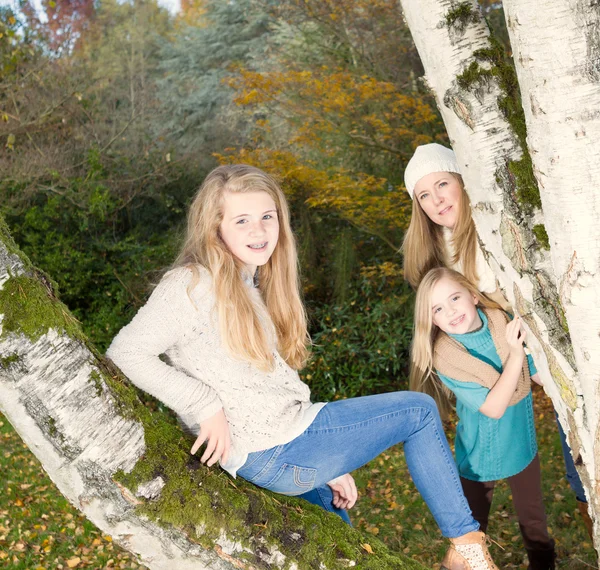 Filha mais velha posando com a mãe e irmã mais nova olhando — Fotografia de Stock