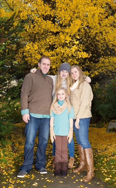 Familie knuffel in het park — Stockfoto