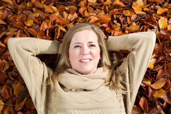 Mulher adulta feliz desfrutando da temporada de outono — Fotografia de Stock