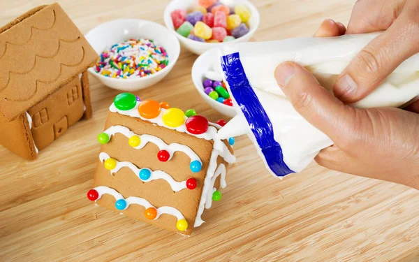 Making Gingerbread Houses for the Holiday Season — Stock Photo, Image