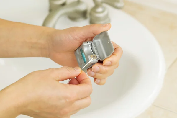 Se préparer à nettoyer les dents grâce au lavage dentaire — Photo