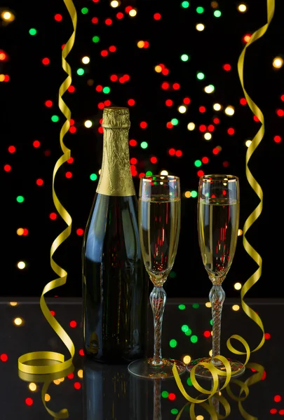 Two tall elegant glasses filled with Golden Champagne to bring i — Stock Photo, Image