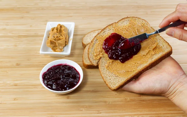 Preparación de un sándwich de mantequilla de maní y jalea —  Fotos de Stock