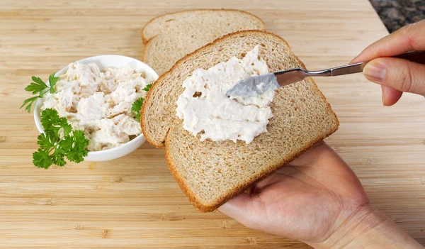 Готовлю сэндвич с тунцом — стоковое фото