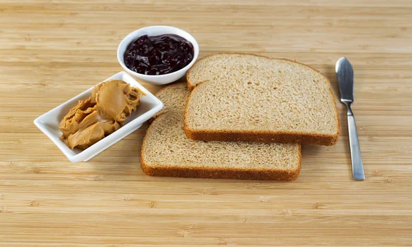 Fıstık ezmesi ve jöle sandviç yapma — Stok fotoğraf