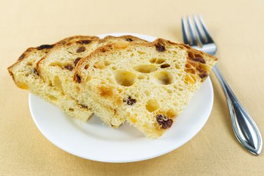 Kahvaltı için taze altın İtalyan pasta dilimleri