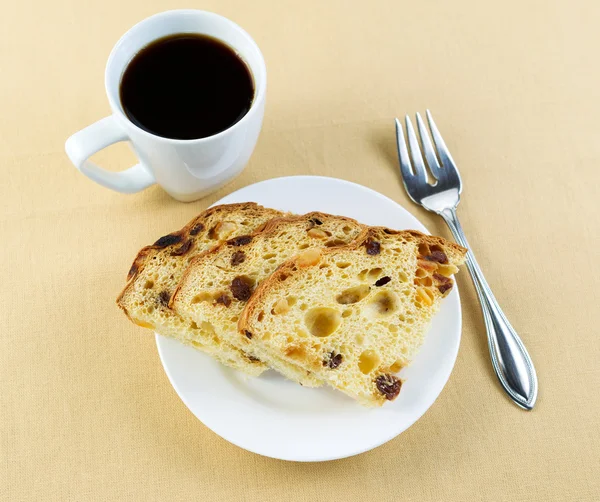 Gâteau italien doré frais tranches et café pour le petit déjeuner — Photo