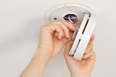 ev duman dectector bakım yapıyor