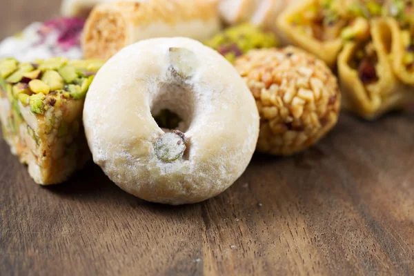 Biscuits fins sur plateau de service en bois — Photo