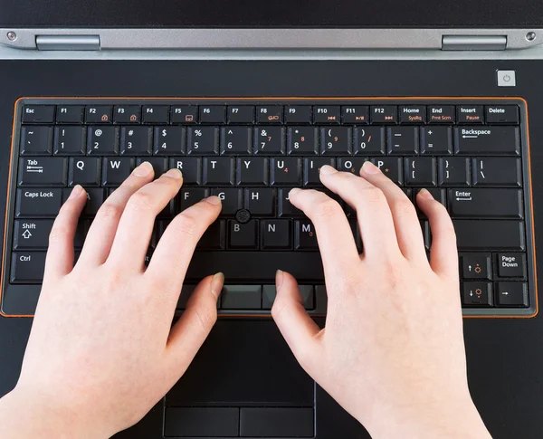 Vrouwelijke handen typen op laptop toetsenbord — Stockfoto