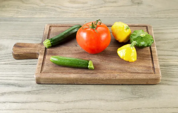 Frisches Gemüse auf Holzbrett — Stockfoto