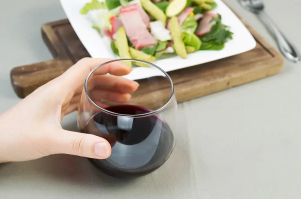 Red Wine with Salad for Dinner — Stock Photo, Image