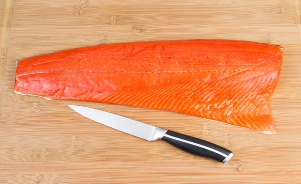 Красный лосось с ножом на борту — стоковое фото