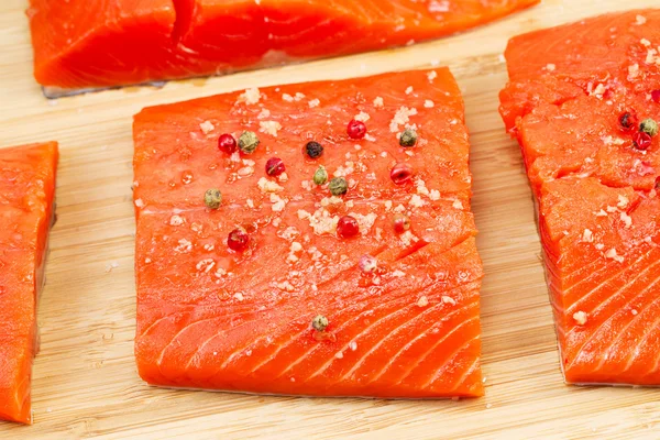 Salmone selvatico ricoperto di Sale marino e Peppercorn — Foto Stock