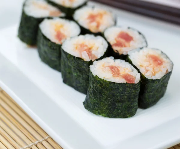 Świeżego tuńczyka ostry strony roll sushi — Zdjęcie stockowe