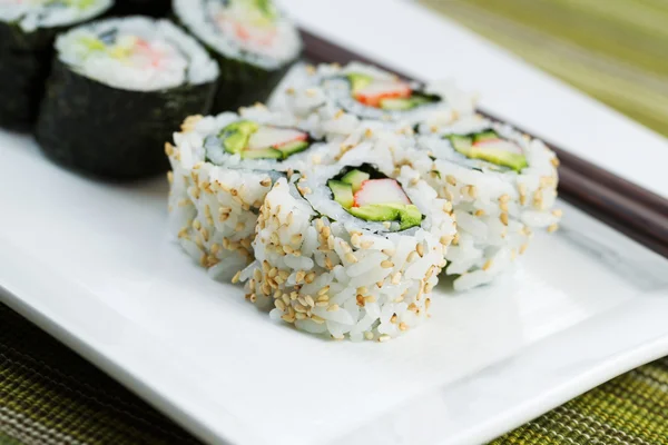 California Sushi Rolls pronto da mangiare — Foto Stock