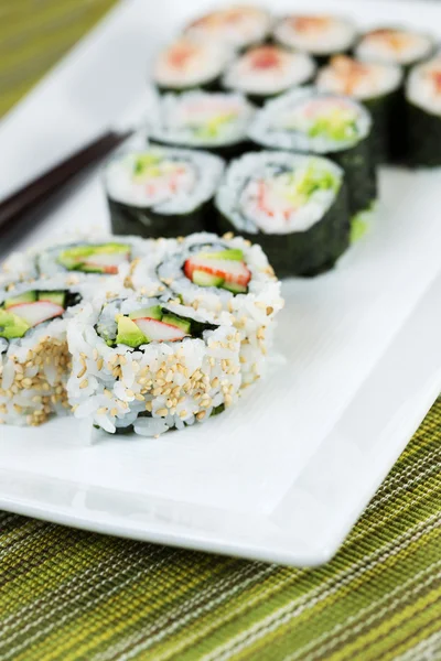 Piatto pieno di rotoli di sushi — Foto Stock