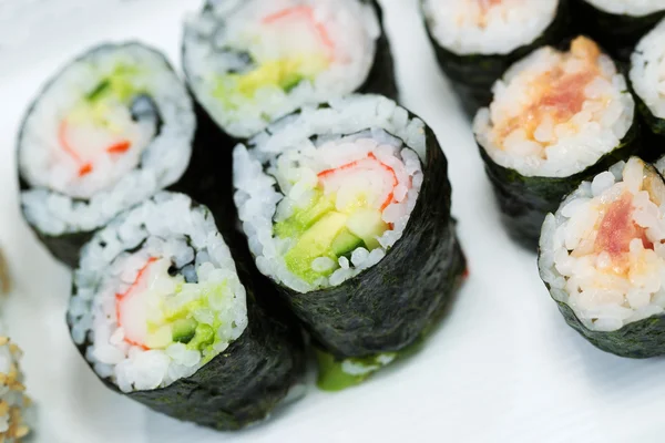 Sushi rolky v desce — Stock fotografie