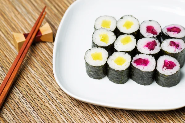 Ředkev japonská nakládaná suši ruky roll — Stock fotografie