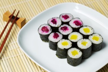 Salatalık sushi yemeye hazır