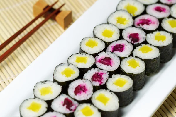 Świeży walcowane marynowane sushi w dużym talerzu biały — Zdjęcie stockowe