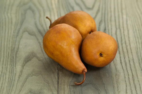 Rijpe peren op hout — Stockfoto