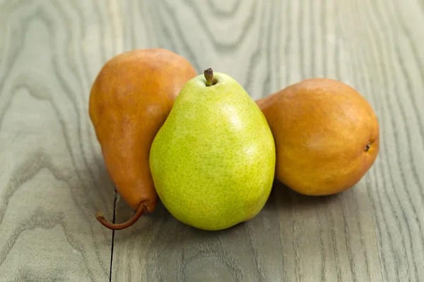 Mogna päron på bleka trä — Stockfoto