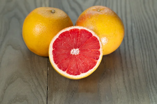 Sliced and Whole Ruby Red Grapefruits — Stock Photo, Image