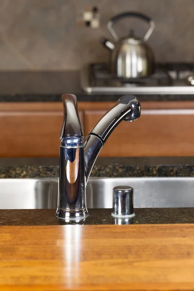 Mutfak lavabo musluk — Stok fotoğraf