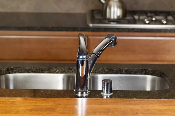 Chrome kran kitchen sink — Stockfoto