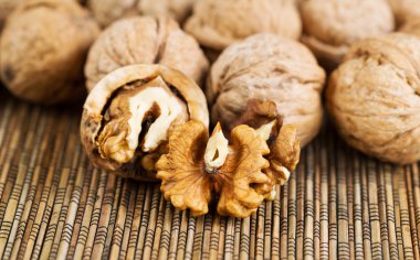 Bambu hasır üzerinde taze ceviz 