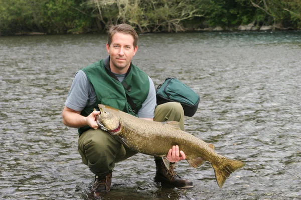 Man landt grote zalm — Stockfoto