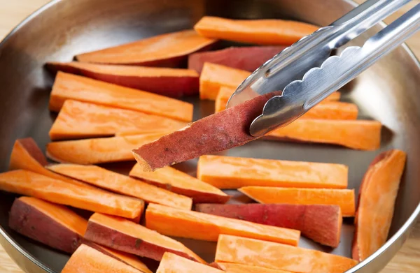 Tatlı patates yemek — Stok fotoğraf