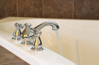 Yeni krom musluk içinde ana banyo küveti 