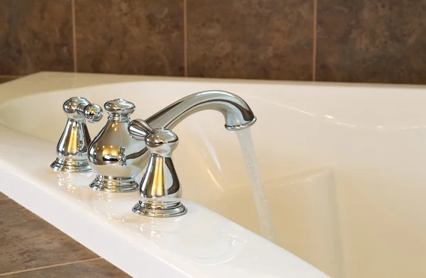 New Chrome Faucet in Master Bath Tub — Stock Photo, Image