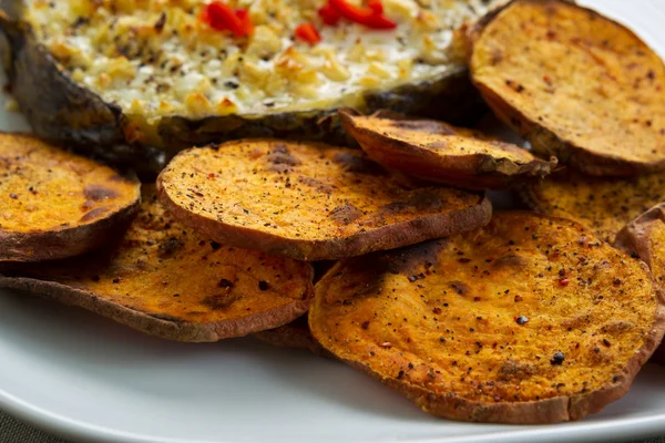 Freshly Baked Yam Slices and Fish — Stock Photo, Image