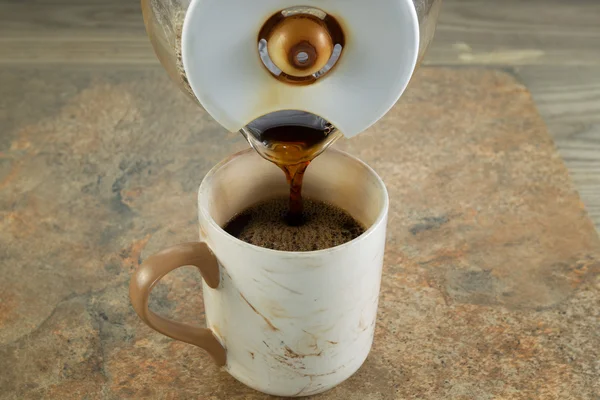 Einschenken von frischem Kaffee — Stockfoto