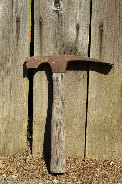 Velho martelo contra cerca envelhecida — Fotografia de Stock