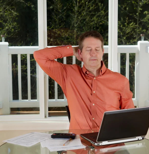 Volwassen man rust op het werk — Stockfoto