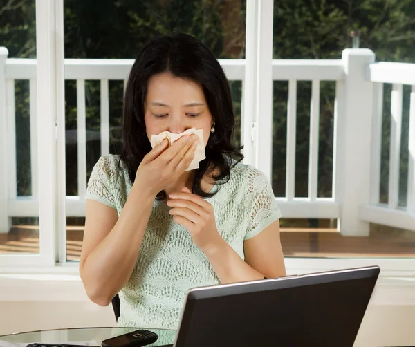 Mogen kvinna sjuk medan du arbetar från hemmakontor — Stockfoto