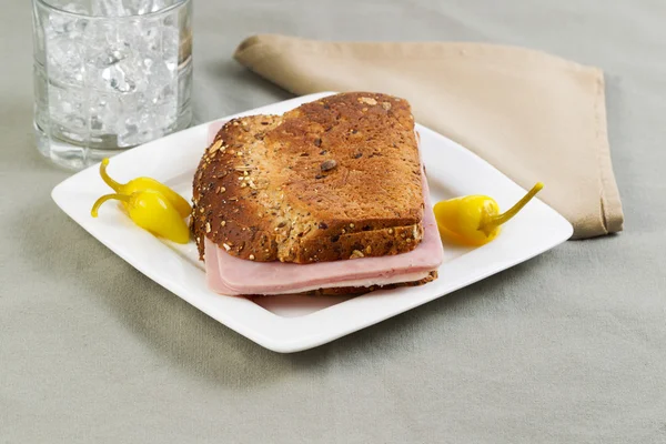 Sandwich de presunto acabado de fazer — Fotografia de Stock