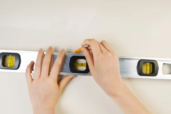 Messpegel und Bleistift zur Markierung der Innenwand — Stockfoto