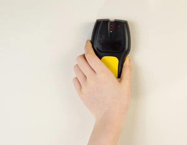 Elektronische stud finder tegen interieur wand van huis — Stockfoto