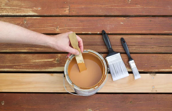 Preparando-se para manchar deck ao ar livre arborizado — Fotografia de Stock