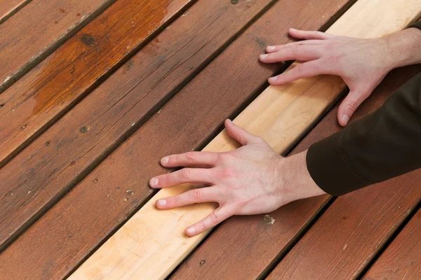 Remplacement des planches de cèdres sur le pont — Photo