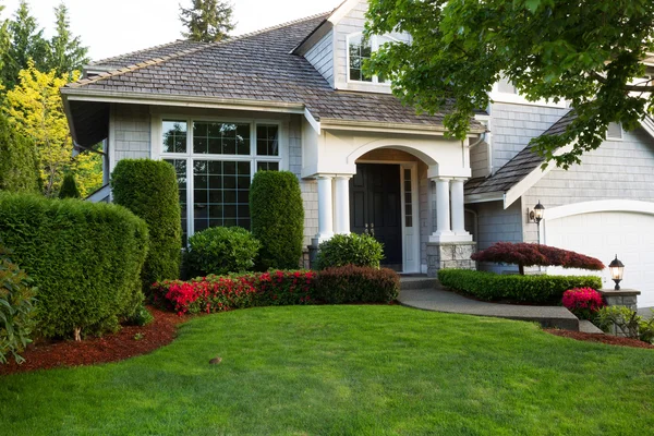 Clean exterior home during late spring season — Stock Photo, Image