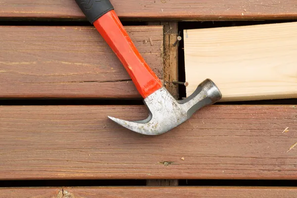 Oude hamer naast roestig nagels — Stockfoto